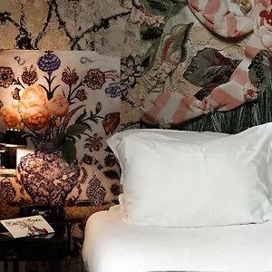 4* מלון Du Petit Moulin, Haute Couture By Lacroix